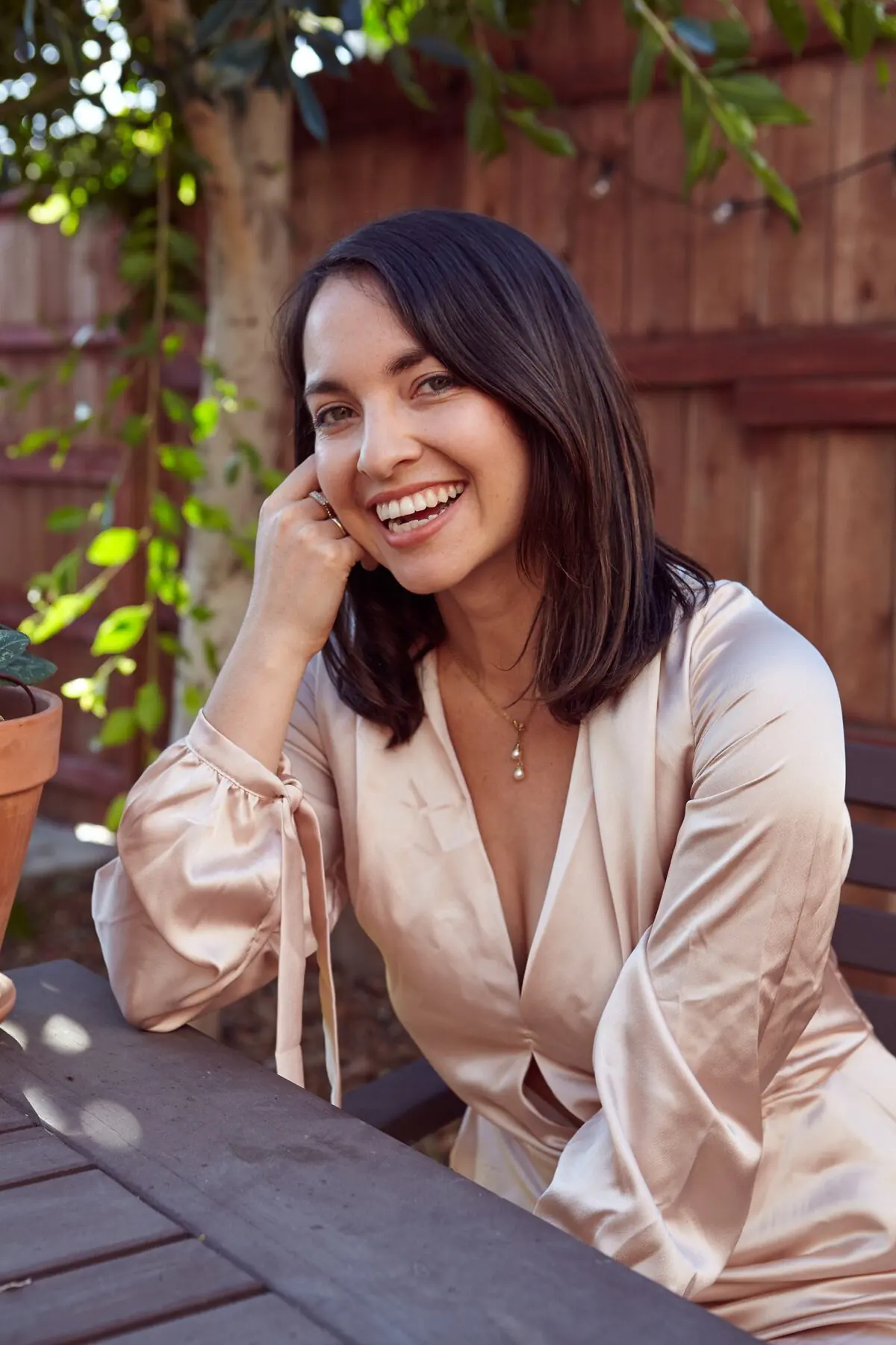 Mulher sorrindo, bem-estar e leveza