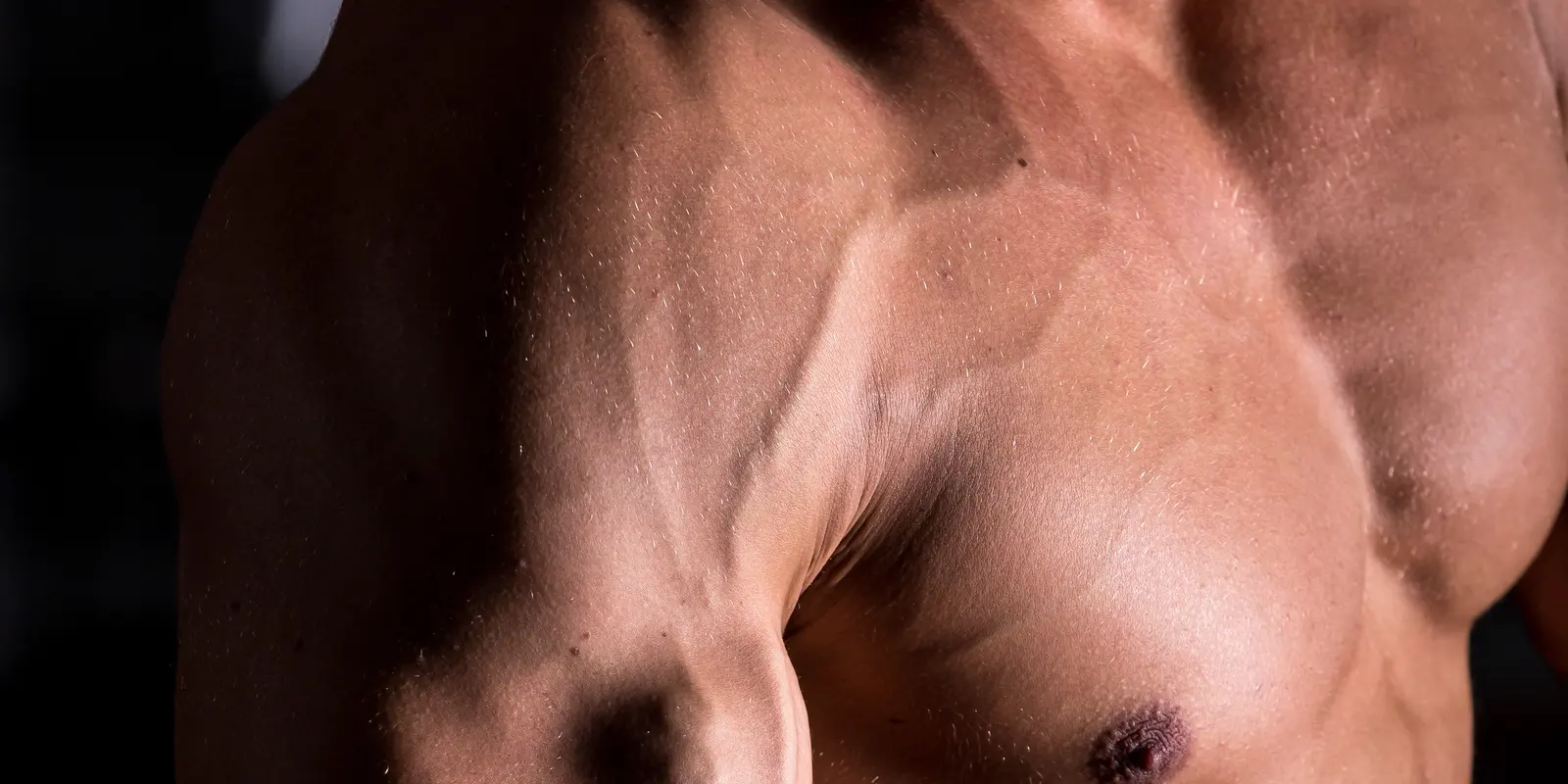Close-up de braço musculoso em treino de força