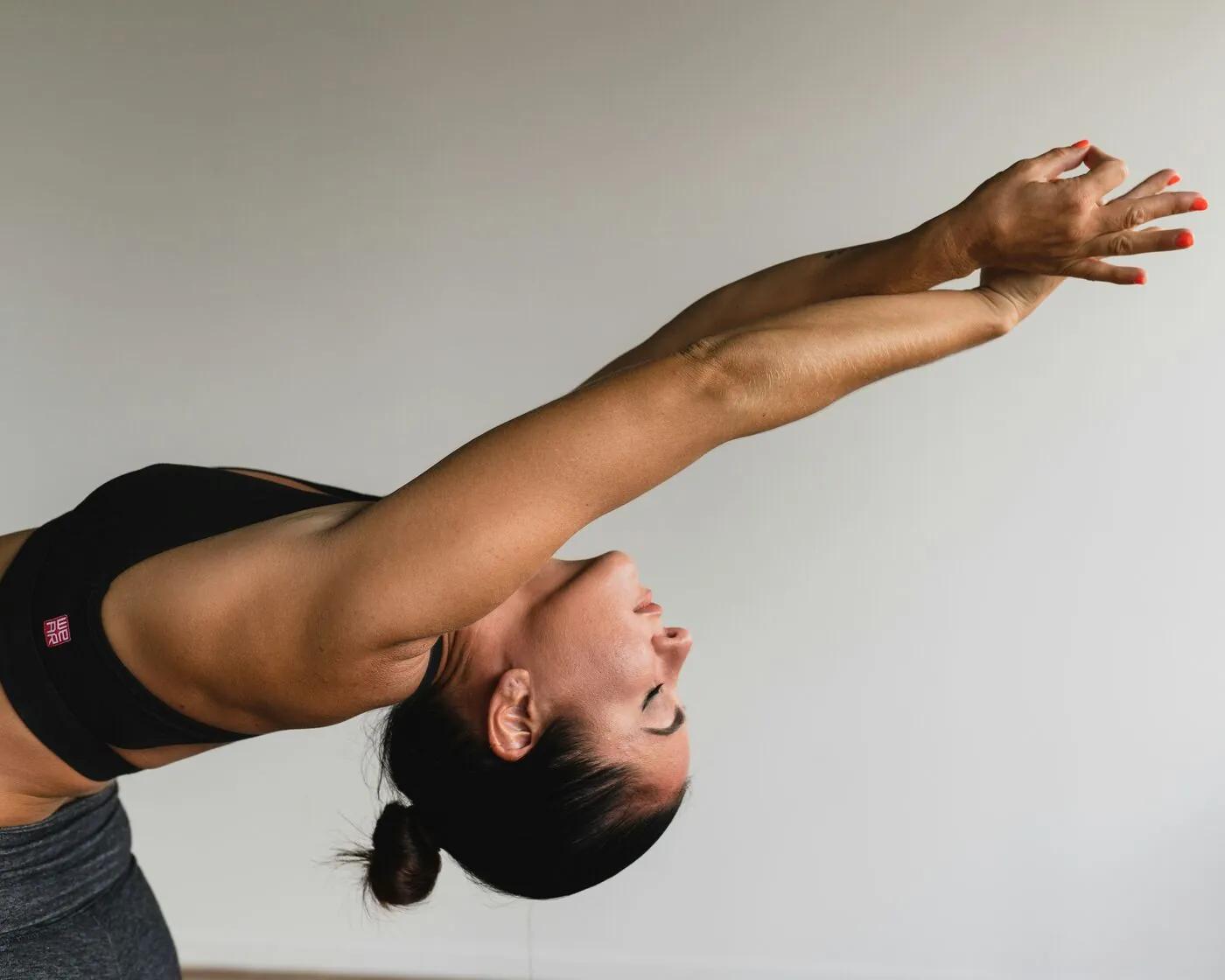 Mulher alongando o corpo em movimento de liberação de tensão