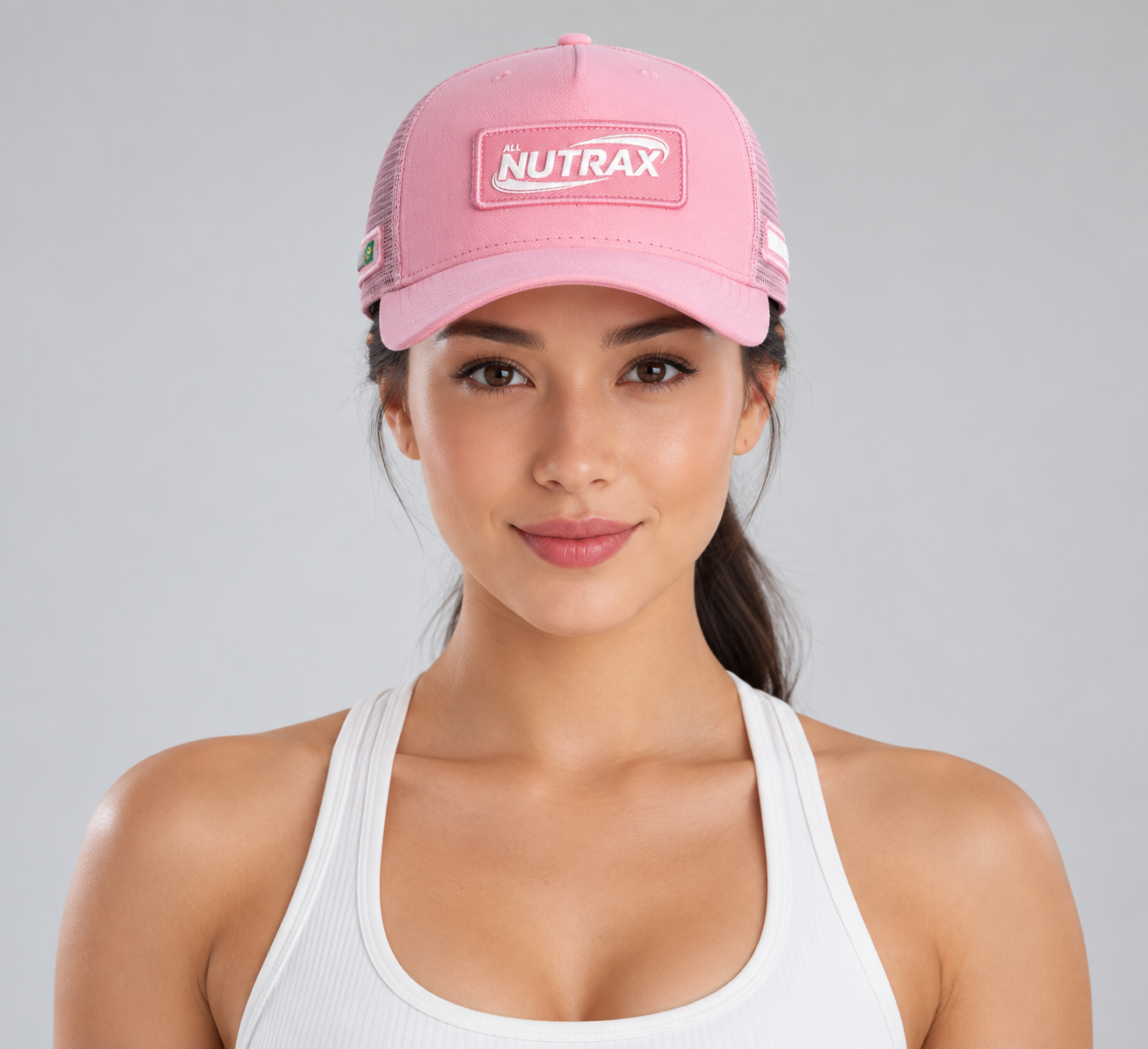 Modelo de frente usando o boné rosa All Nutrax